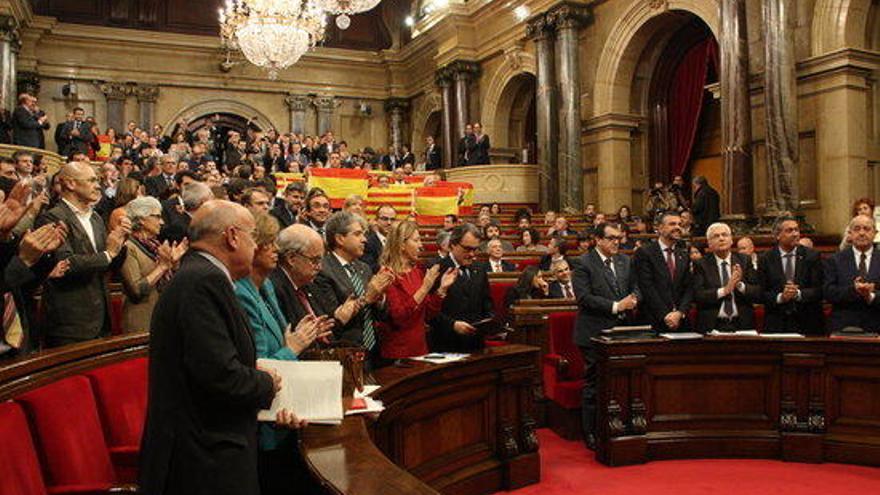 Els diputats de JxSí i la CUP, i el Govern aplaudeixen en peu,