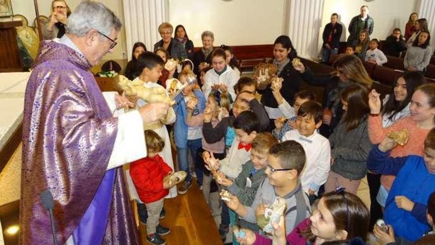 El párroco Alberto Cuevas bendijo los niños Jesús.