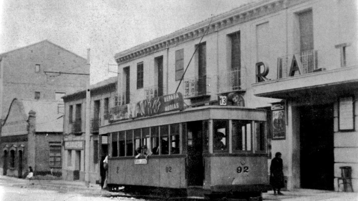 El antiguo cine Rialto en la avenida San José es actualmente un supermercado