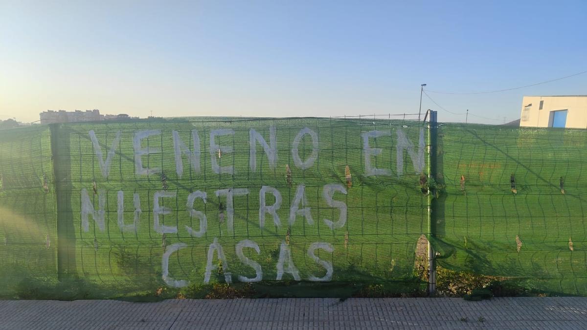 Pintada hecha por los vecinos en la parcela municipal contaminada de Los Mateos este miércoles