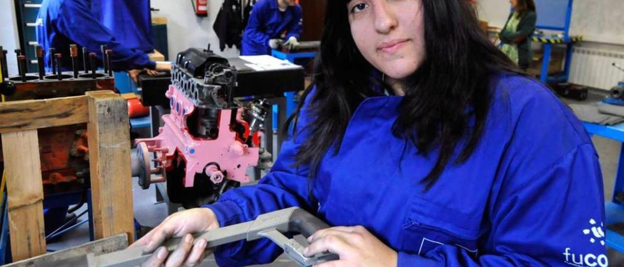Maira Carolina, en la clase del curso de Mecánica de Fucomi.