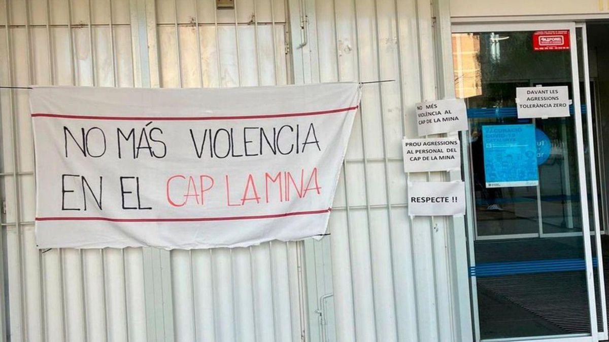 Carteles contra agresiones a sanitarios en el CAP La Mina
