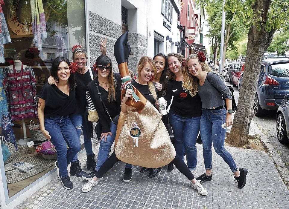 Elena celebró con las amigas su despedida de soltera por el barrio de Santa Catalina.