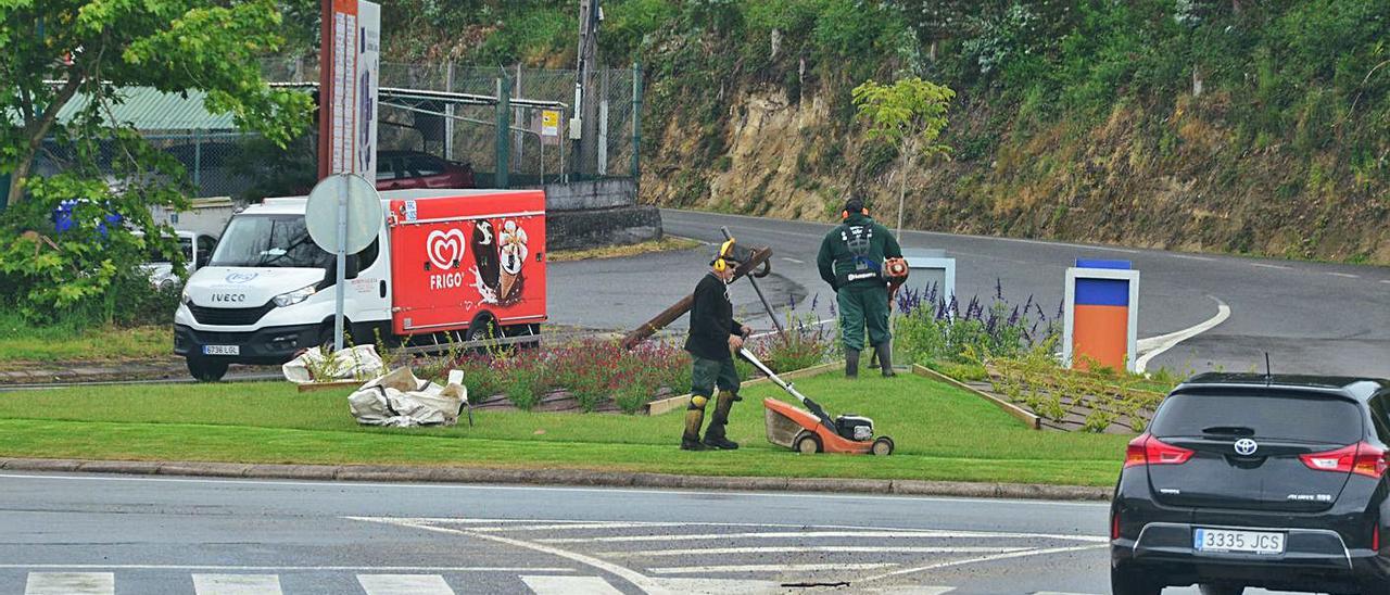 Operarios municipales trabajando en una de las rotondas de acceso al polígono de Castiñeiras. |   // G.N.