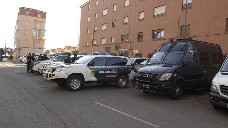 Agentes del GRS de la Guardia Civil en el Puesto Principal de Benavente.