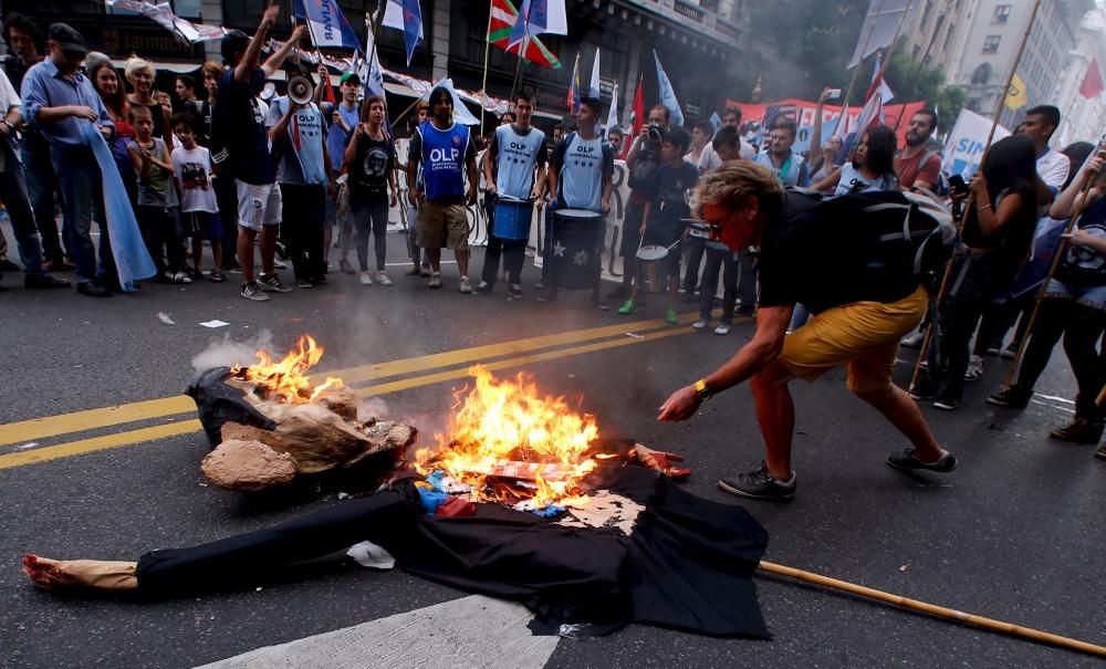 Un efigie de Barack Obama es quemado por manifestantes para conmemorar el 40 aniversario del golpe militar de 1976 en Buenos Aires (Argentina).