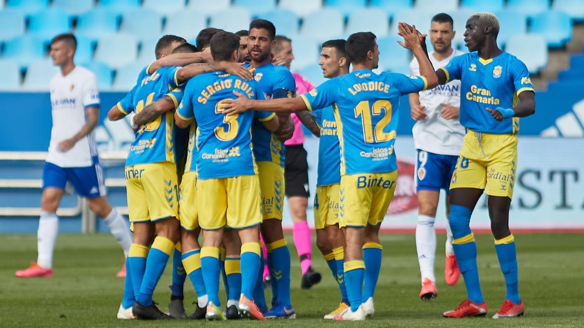 Los jugadores de la UD Las Palma celebran su primer gol