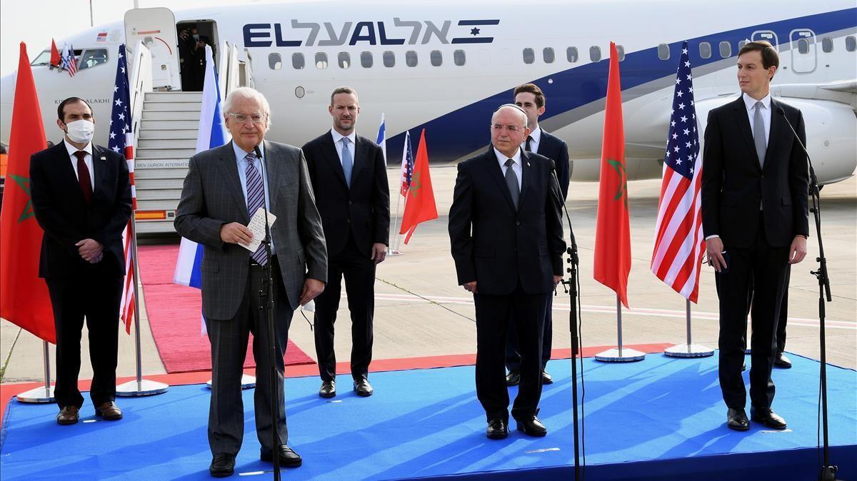 JERUSALEN  22 12 2020 - Una delegacion compuesta por autoridades israelies y estadounidenses y encabezada por Jared Kusher (d)  yerno y asesor del presidente Donald Trump  partio este martes en el primer vuelo directo entre Israel y Marruecos  donde trataran sobre el establecimiento de vinculos diplomaticos entre ambos paises  El avion de la compania aerea israeli El Al  con la palabra  paz  en hebreo  arabe e ingles  partio del aeropuerto de Ben Gurion con destino a Rabat  donde la delegacion mantendra encuentros con autoridades locales y posiblemente con el rey Mohamed VI  aunque por ahora no han trascendido mas detalles de su agenda - EFE David Azagury Embajada de Estados Unidos en Jerusalen Solo uso editorial Solo diaponible para ilustrar la noticia que acompana