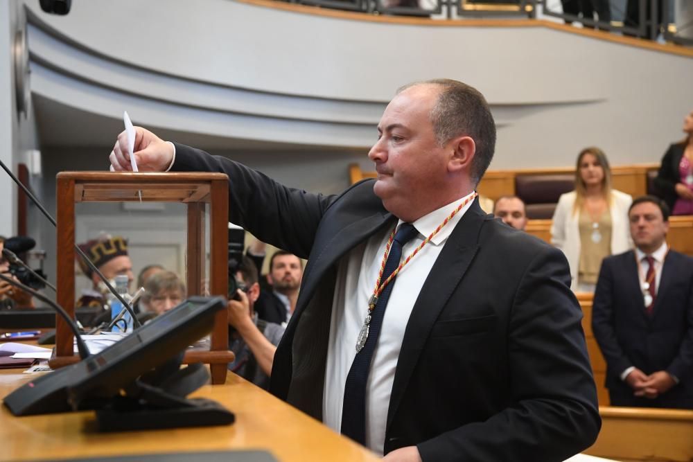 Fue elegido por 17 votos frente a los 14 otorgados a Rosa Gallego del PP. Ha anunciado un plan de lucha contra la despoblación rural en su investidura.