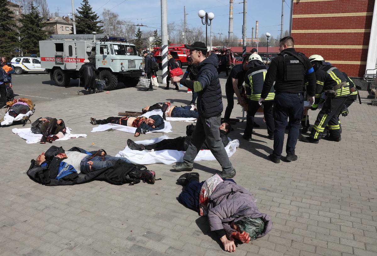 Civiles heridos esperan a ser atendidos tras el ataque a la estación de tren de Kramatorsk, en el Donbás ucraniano, este viernes 8 de abril.