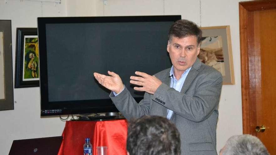 José J. Lucas, ayer, en la Casa de Cultura de Luarca, durante la charla.