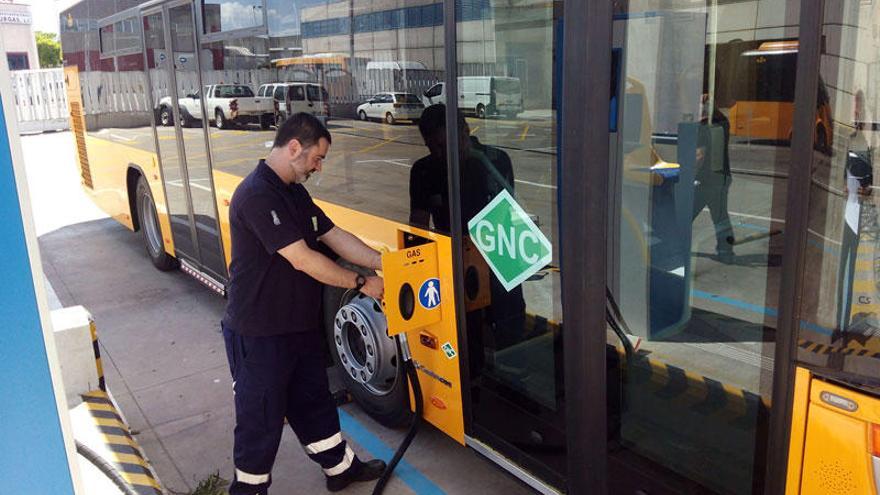 El vehicle es carrega a la gasinera de Fisersa.