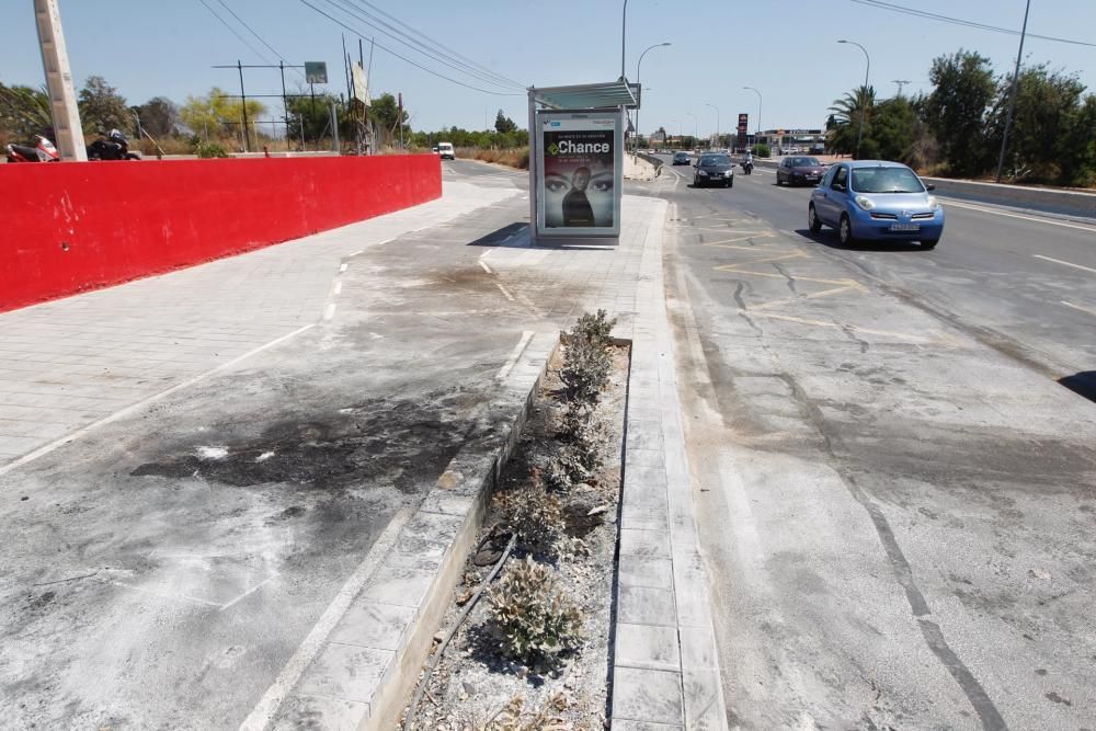 Un motorista muere al colisionar contra la mediana y un coche en la avenida de Dénia..