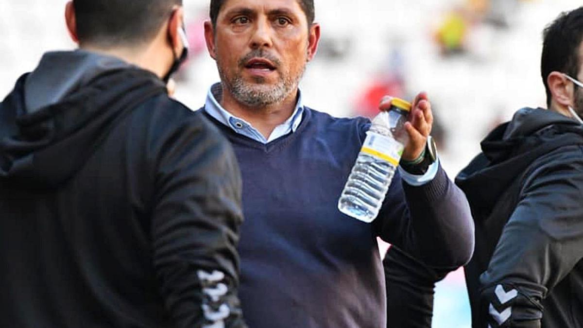 José Luis Rodríguez Loreto, entrenador del Real Murcia, durante un partido.  | PRENSA REAL MURCIA