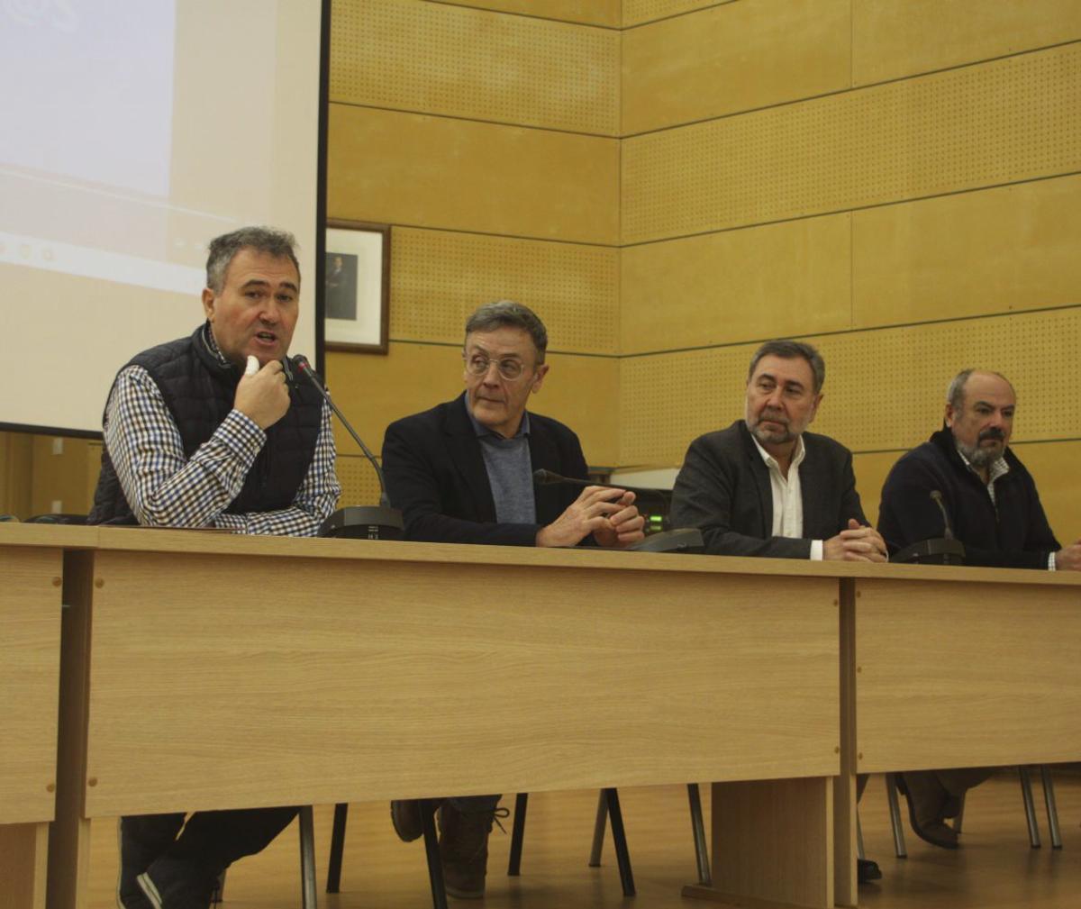 El presidente comarcal, José Miguel Achón, junto a Luis Alberto Abad y José Luis Algás. | SERVICIO ESPECIAL