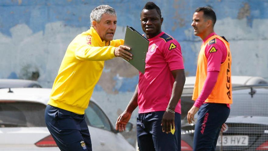 Setién, junto a Wakaso y Ángel.