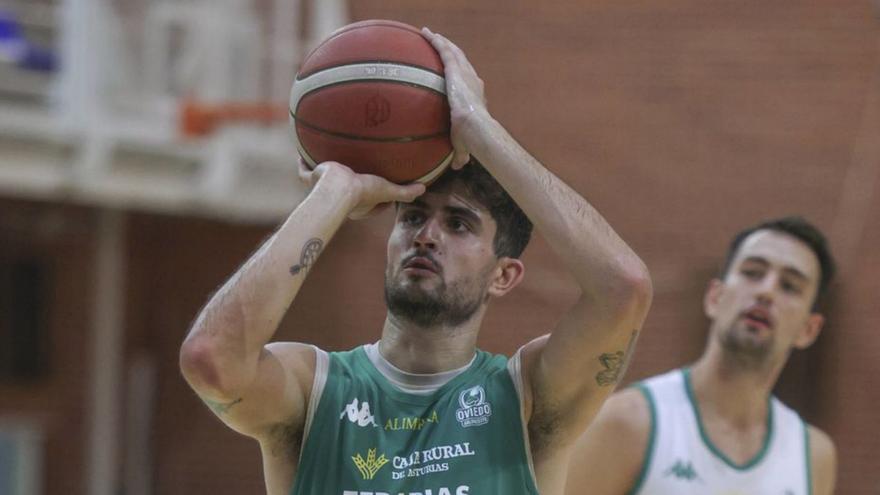 Marc Martí tira a canasta en un entrenamiento de esta pretemporada en  Pumarín, con Mikel Sanz detrás observándolo. |