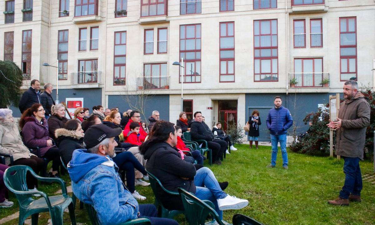 Asistentes a la charla vecinal de ayer en el compostero de San Roque-Os Olmos.  | // IÑAKI ABELLA