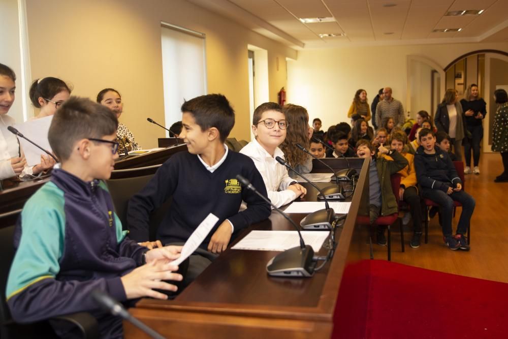 Estudiantes de Sada piden retrasar el encendido navideño para ahorrar energía.