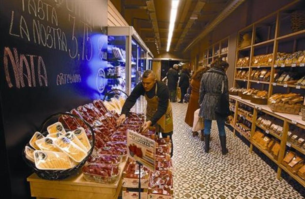 Fruites i productes de proximitat a la Casa Ametller de Comte Borrell, 71. Fruites i productes de proximitat a la Casa Ametller de Comte Borrell, 71.