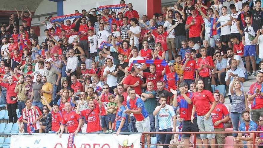 Aficionados de la UD Ourense en la tribuna de O Couto. // Iñaki Osorio