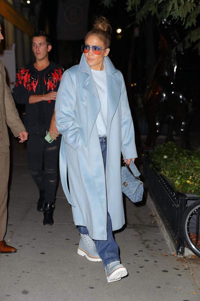 Jennifer López con look en tonos azules