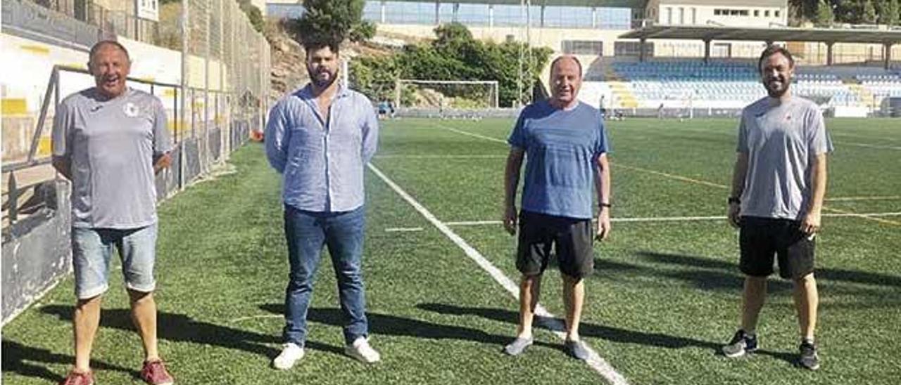 Los responsables del nuevo proyecto deportivo del Llosetense posan en el campo de fútbol de Lloseta.