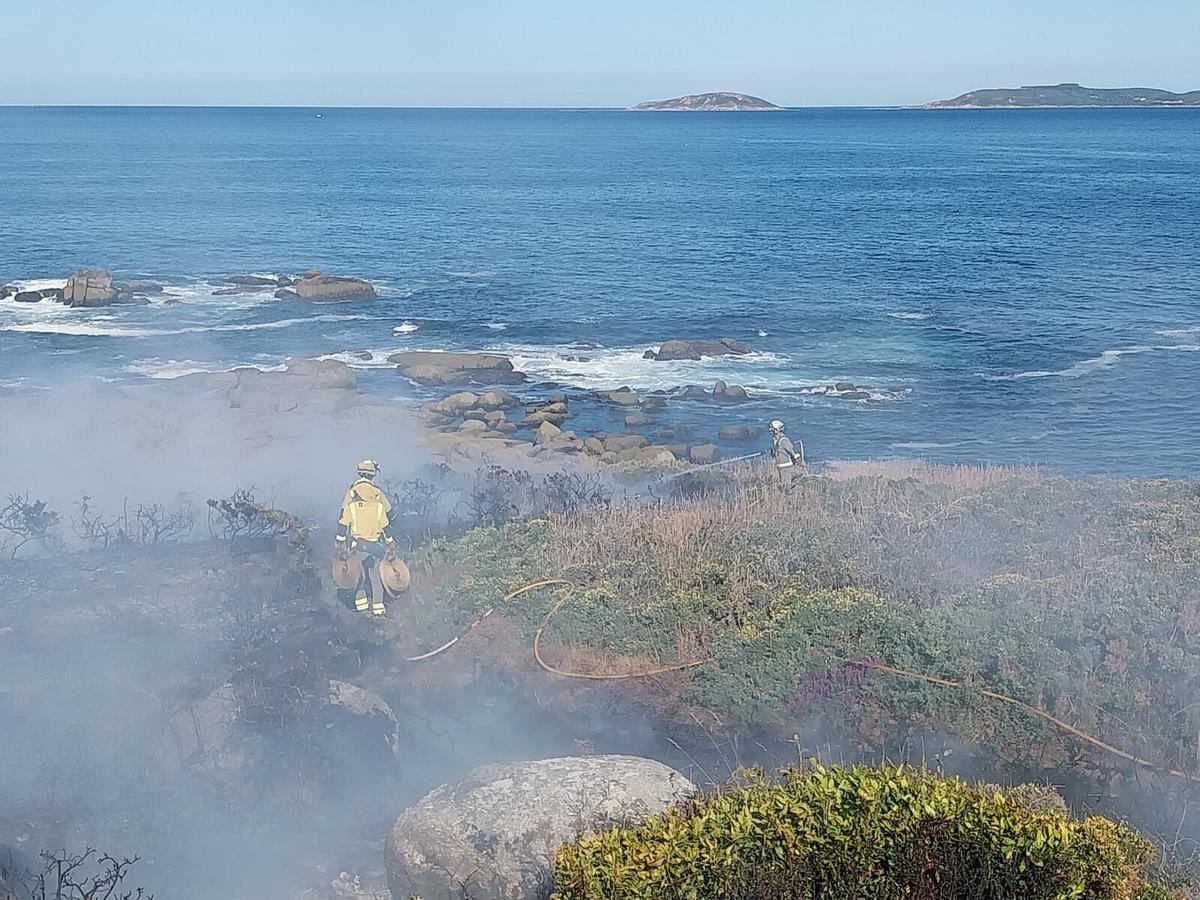 El primer incendio forestal del verano en O Morrazo quemó 3.500 metros cuadrados de monte raso en Cabo Udra, dentro de los terrenos de la Comunidade de Montes en Man Común de Beluso (Bueu). El primer incendio forestal del verano en O Morrazo quemó 3.500 metros cuadrados de monte raso en Cabo Udra, dentro de los terrenos de la Comunidade de Montes en Man Común de Beluso (Bueu).