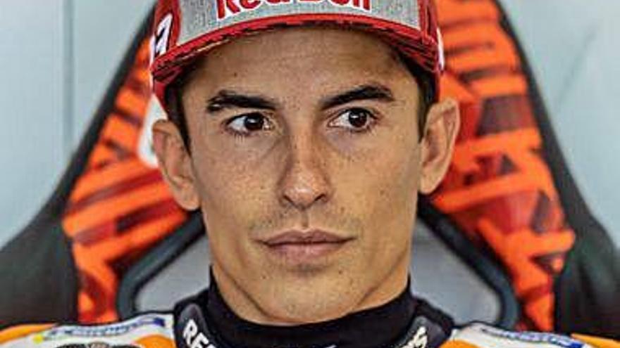 Márquez concentrat al seu box