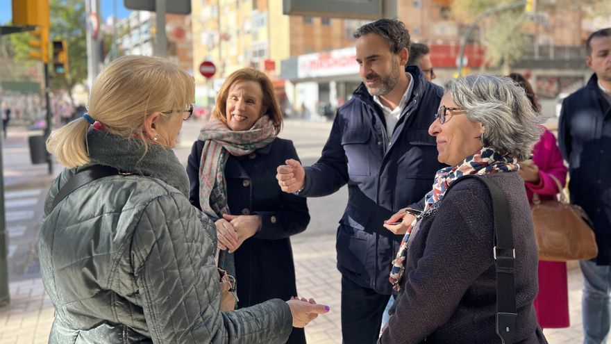 El portavoz socialista en el Ayuntamiento de Málaga, Daniel Pérez, y la edil Mari Carmen Sánchez