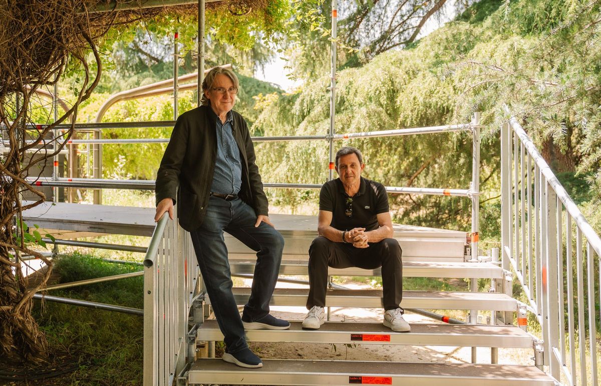 Julio Martí (izda.) y Ramón Martín, directores del festival Noches del Botánico, en el 'backstage' del escenario.