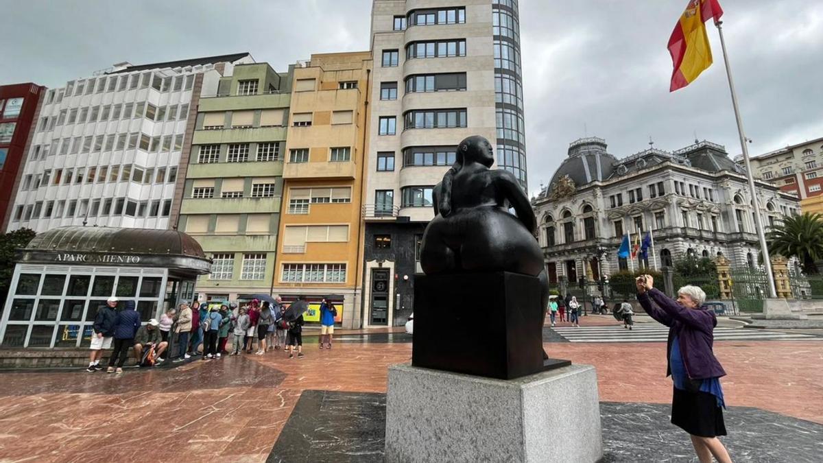 La plaza de la Escandalera de Oviedo, bajo la lluvia.