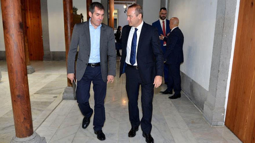 Fernando Clavijo y Augusto Hidalgo, ayer, tras la reunión que mantuvieron en las Casas Consistoriales.