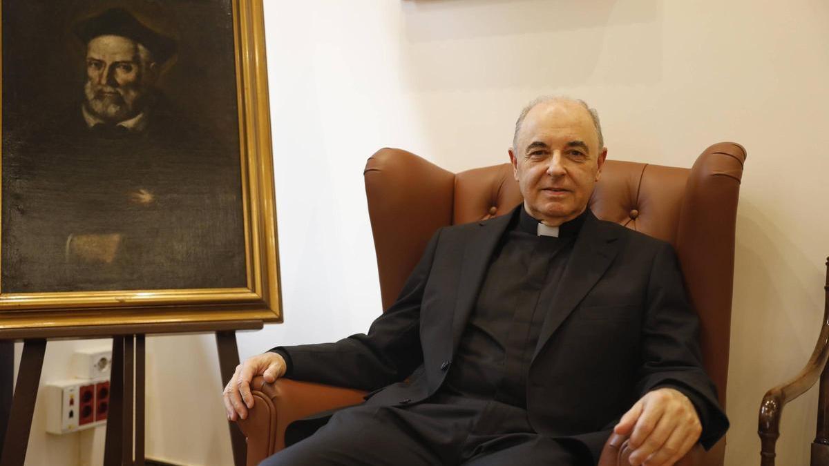 Juan Jorge Fernández Sangrador, en su despacho dell Arzobispado, junto a un retrato de San Felipe Neri