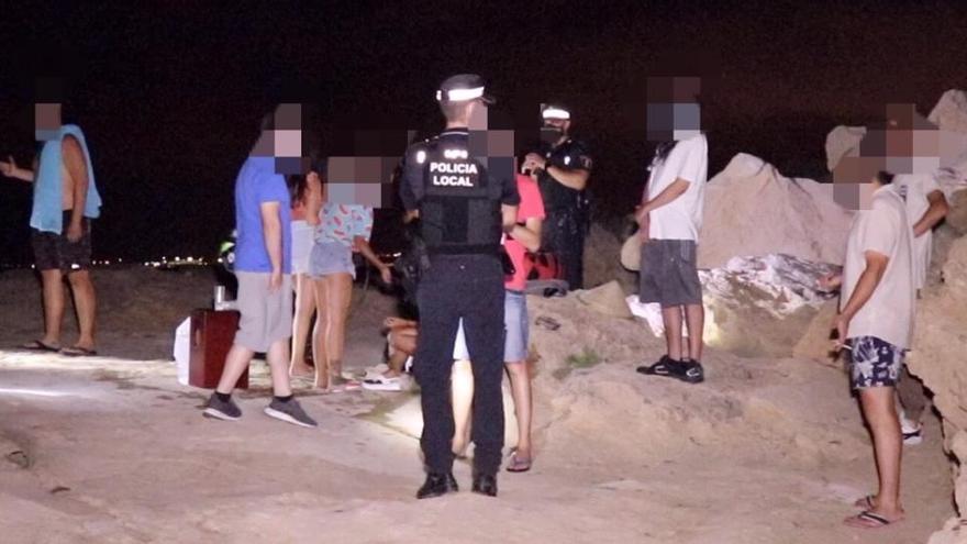 Botellones, jóvenes sin mascarillas, ladrones y culebras: así fue la noche del sábado en Alicante