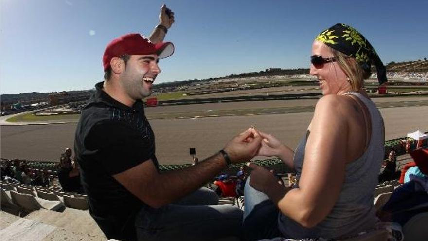 Javier le entrega a Rocío el anillo de compromiso, ayer en el Circuito Ricardo Tormo de Cheste.