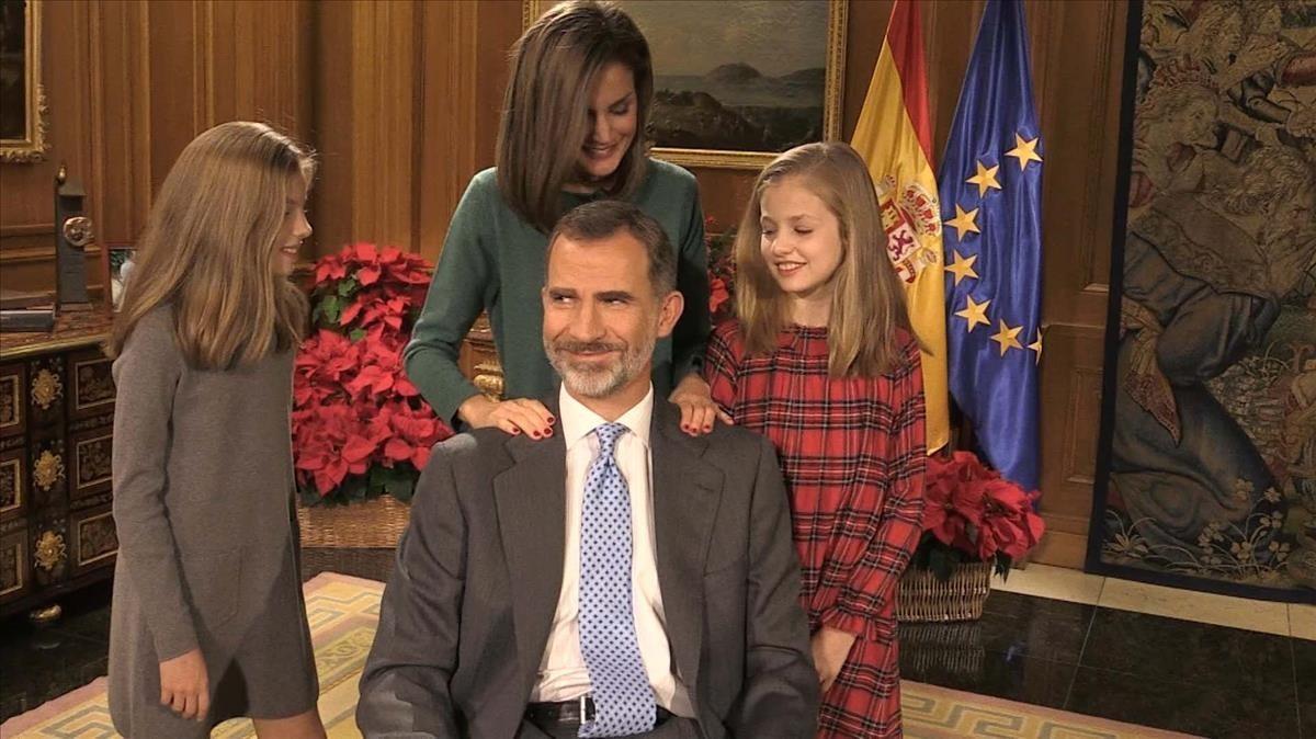 lmmarco41790491 la reina leticia dando un peque o masaje al rey felipe vi at180126193522