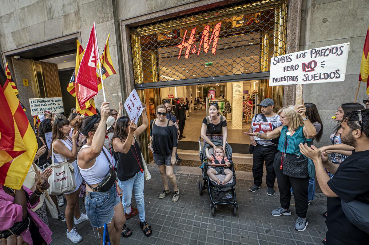 Huelga de trabajadores de H&M en el arranque de las rebajas