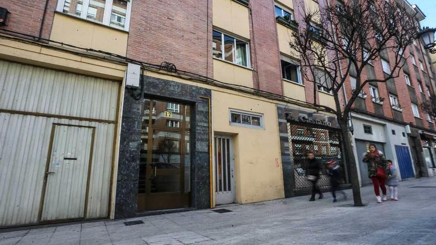 El portal del edificio de la calle Albéniz que tuvo que ser desalojado el viernes.