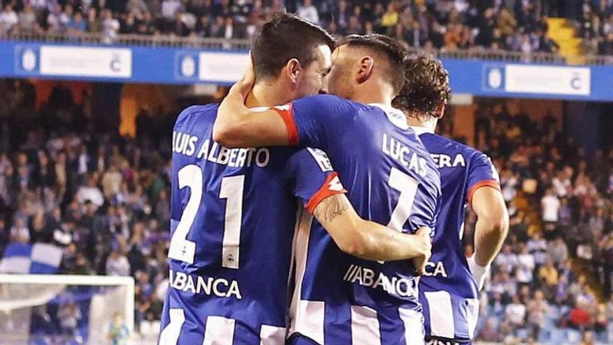 Luis Alberto felicita a Lucas tras el gol del coruñés ayer contra el Atlético.