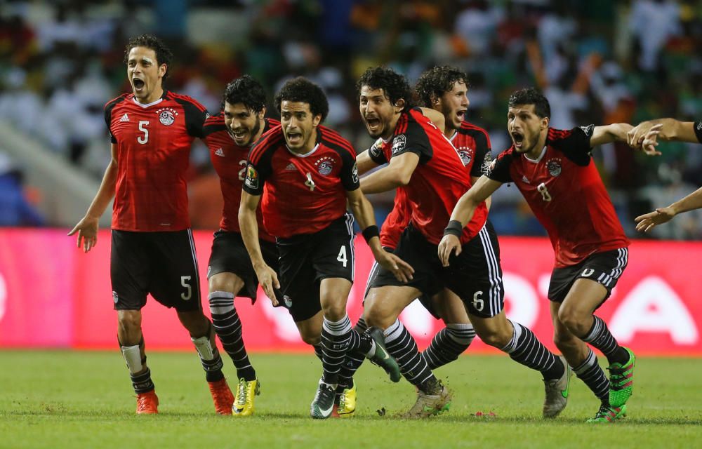 Los jugadores de Egipto celebran su pase a la final de la Copa África en penaltis frente a Burkina Faso.