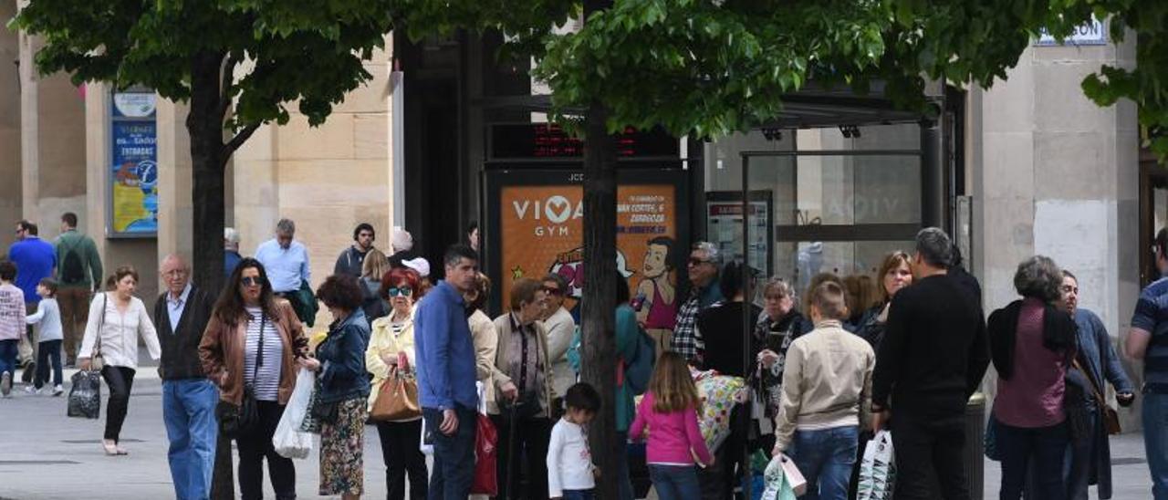 Una veintena de usuarios esperando en una parada de autobús del paseo Independencia de Zaragoza durante las horas de paros.