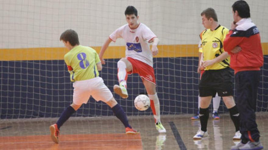 Un jugador del Viajes Sanabria intenta sacar el balón jugado desde atrás.