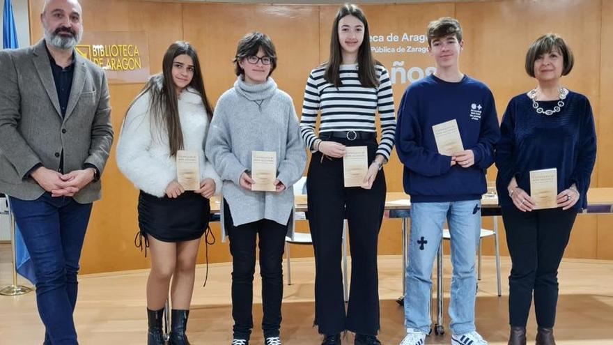 Víctor Lucea y Ana Alcolea, con cuatro de los alumnos participantes en &#039;Cuentos para un doble aniversario&#039;.