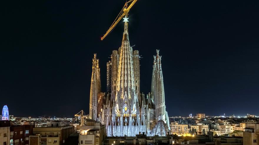 La Sagrada Família il·lumina l&#039;estrella de 12 puntes de la torre de la Mare de Déu