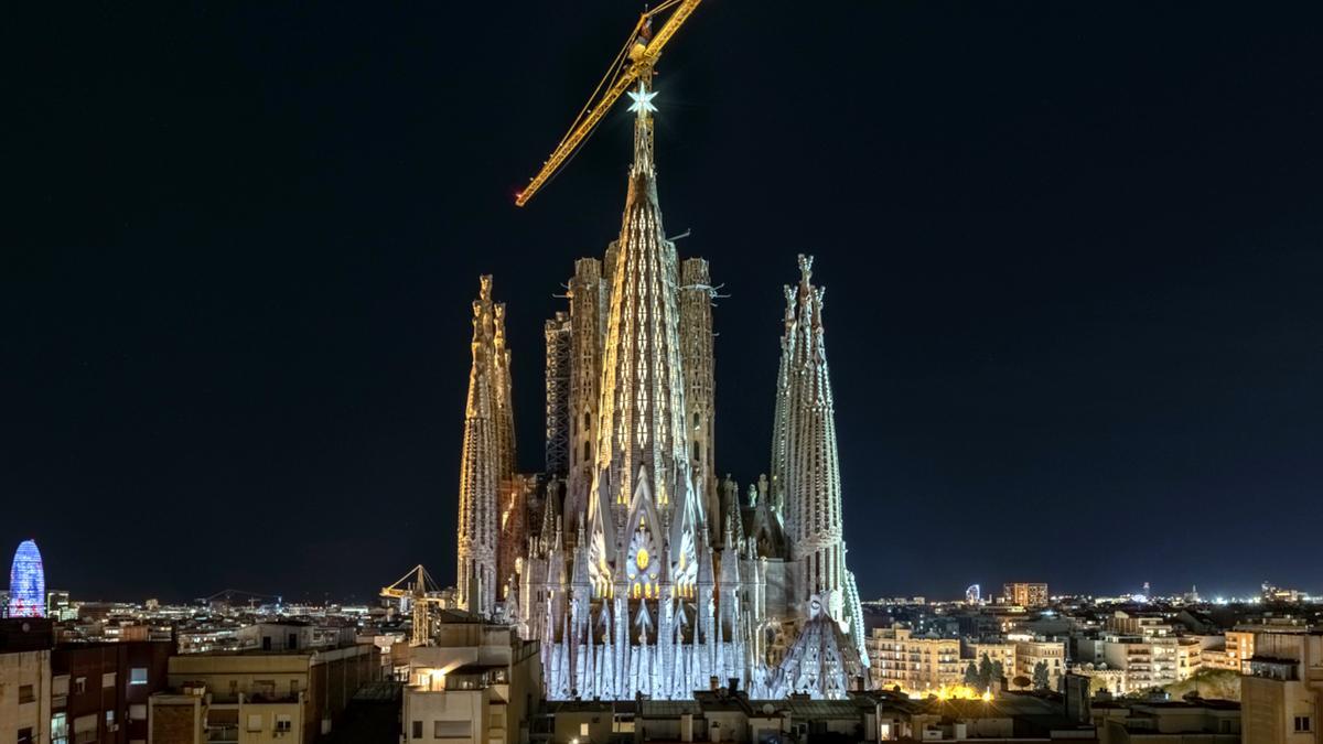 Pla general de la torre de la Mare de Déu de la Sagrada Família amb l&#039;estel il·luminat, el 8-12-21 (Horitzontal).