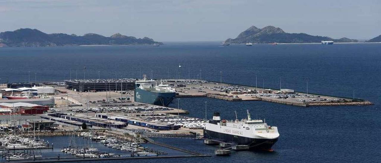 Vista general de la terminal Ro-Ro de Bouzas, donde embarcan los vehículos de exportación de PSA-Vigo. // Ricardo Grobas