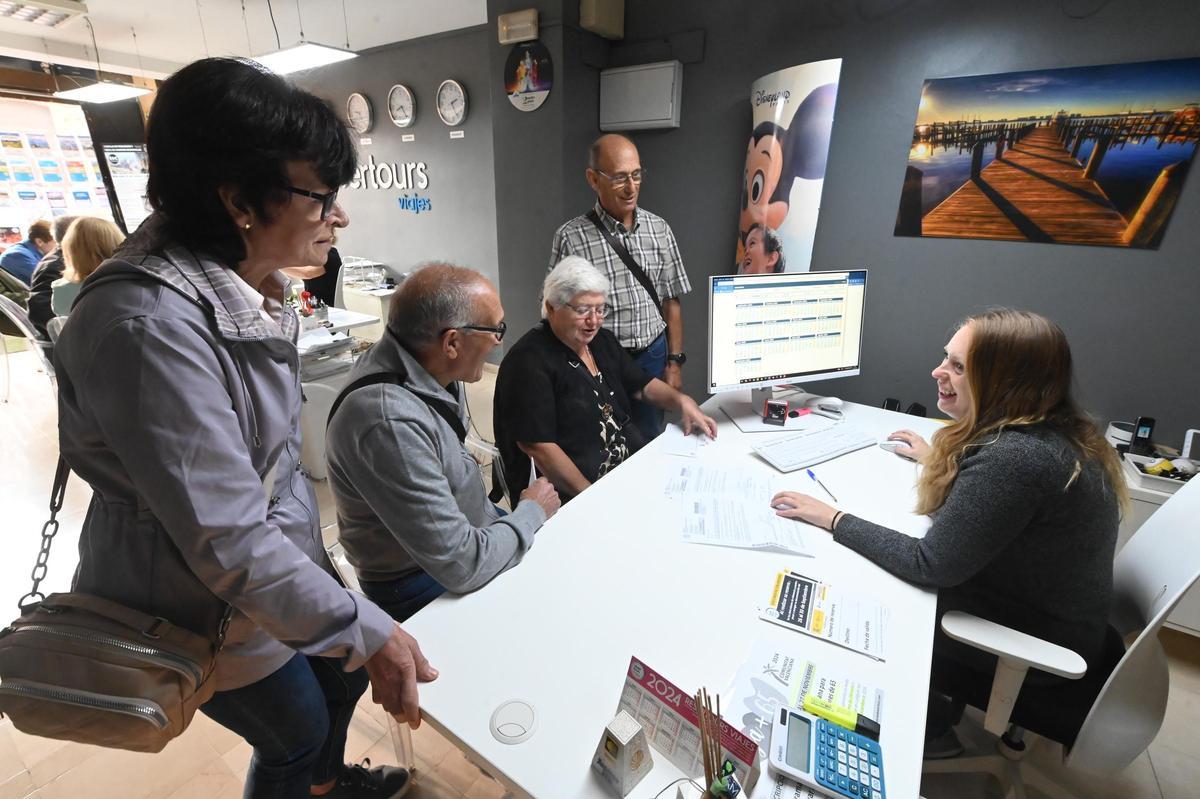 Mayores reservando sus viajes en Castelló, en una imagen de archivo.