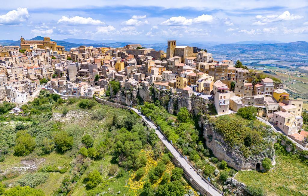 Pueblos como Gangi permanecen ocultos entre los paisajes de Italia.
