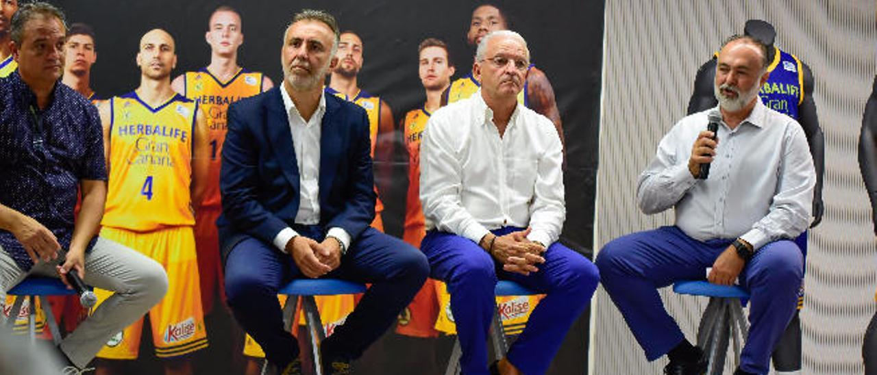 Ángel Víctor Torres, consejero de Deportes, y Miguelo Betancor, presidente del Gran Canaria, en el acto de presentación de las camisetas Adidas.